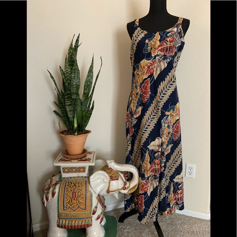 Hawaiian muʻumuʻu (dress).  🐬👙☀️
